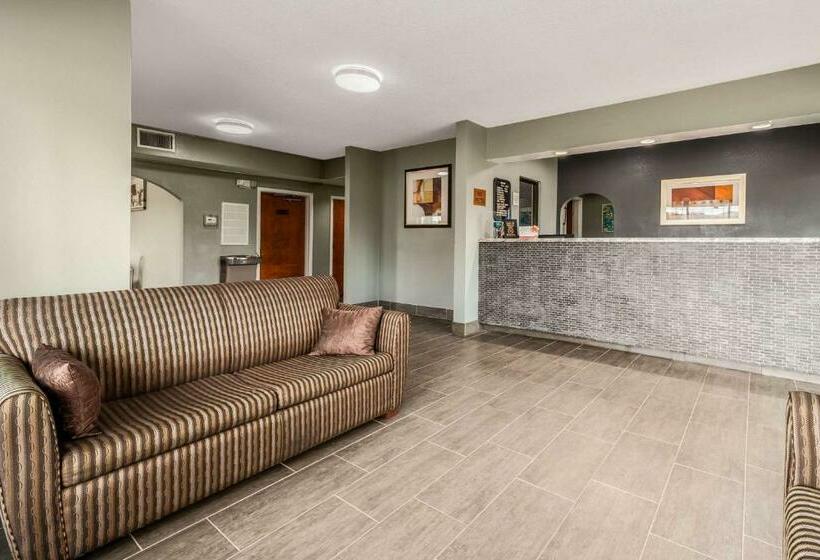 فندق Econo Lodge Inn & Suites