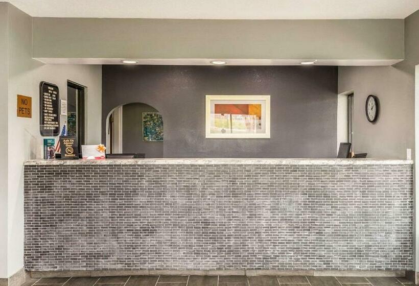 فندق Econo Lodge Inn & Suites