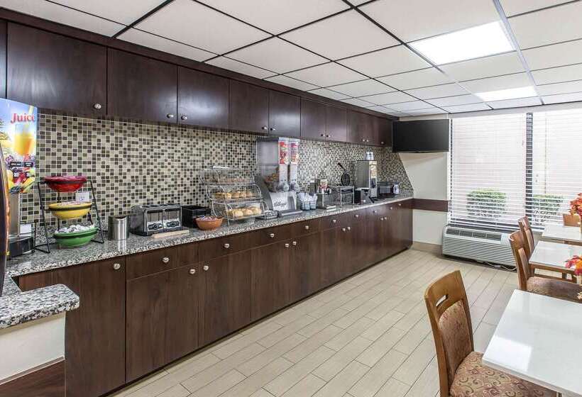 Отель Econo Lodge Midtown