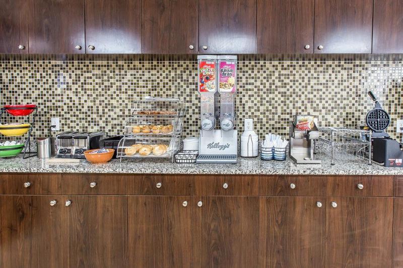 Отель Econo Lodge Midtown