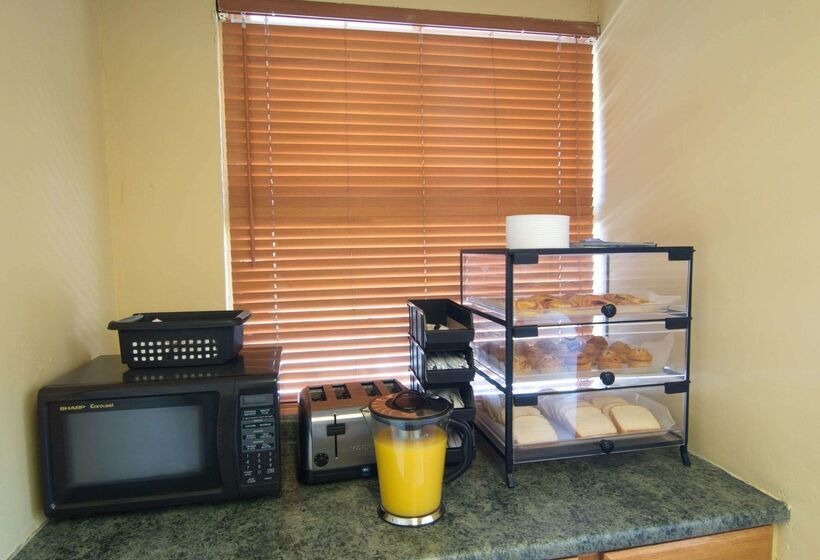 בית מלון כפרי Econo Lodge Near Bluefield College