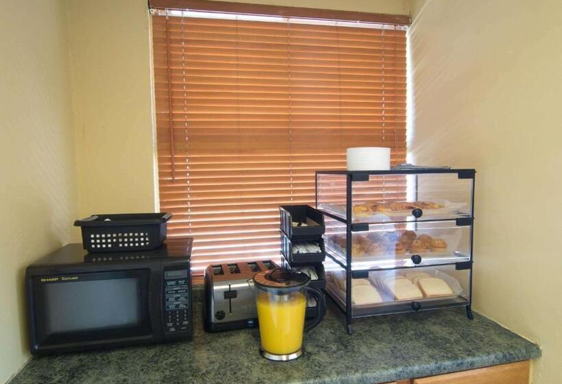 בית מלון כפרי Econo Lodge Near Bluefield College