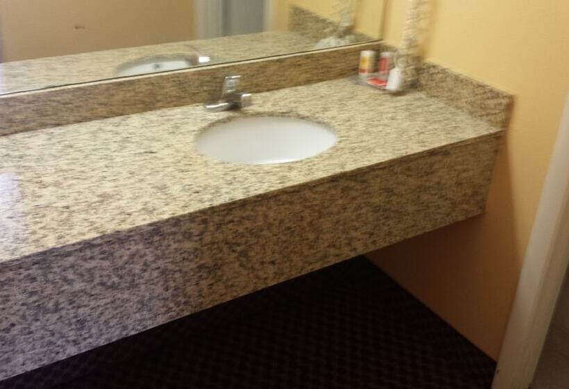 בית מלון כפרי Econo Lodge Near Bluefield College