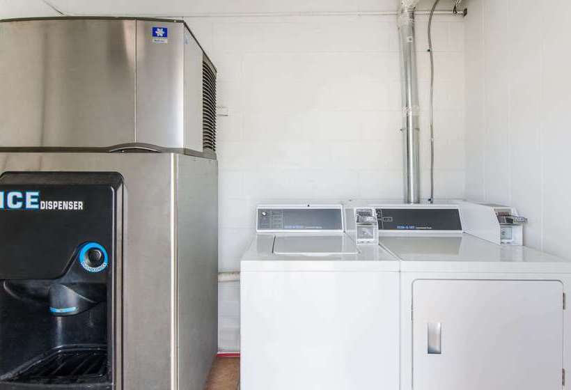 فندق Econo Lodge Near Motor Speedway