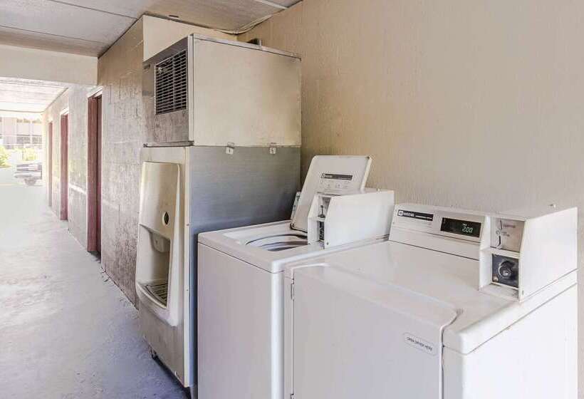 فندق Econo Lodge North