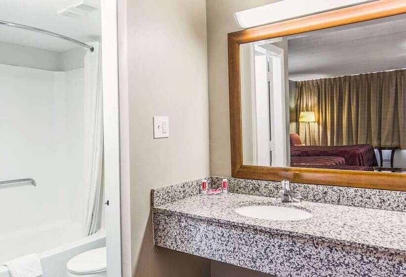 فندق Econo Lodge North