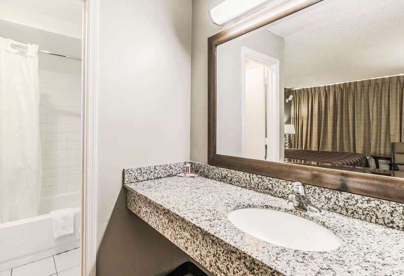 فندق Econo Lodge North