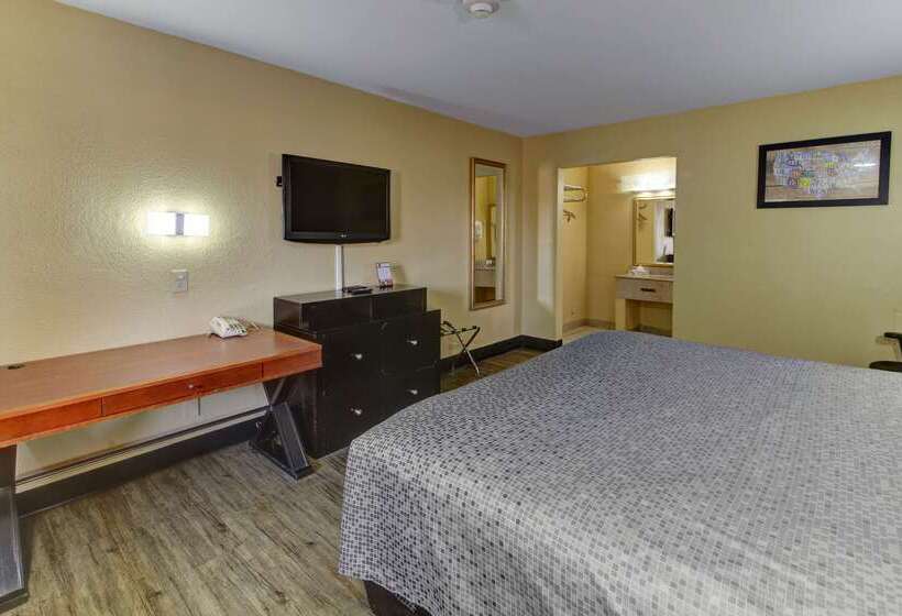 Отель Econo Lodge Town Center