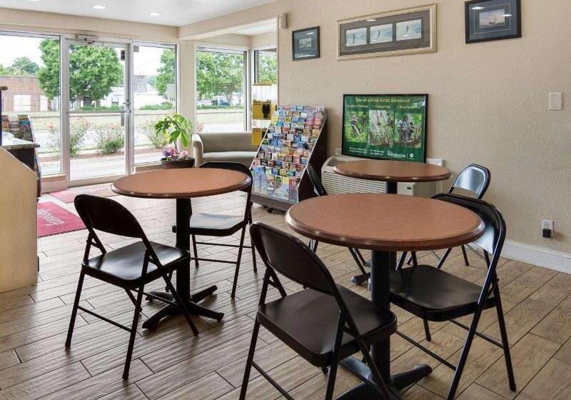 Отель Econo Lodge Town Center