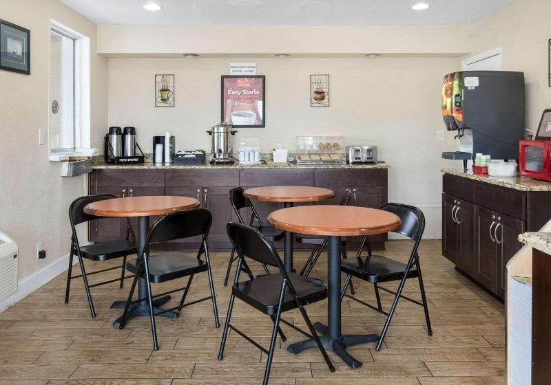 Отель Econo Lodge Town Center