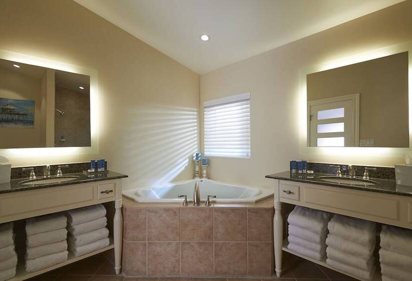 فندق Edgewater Beach