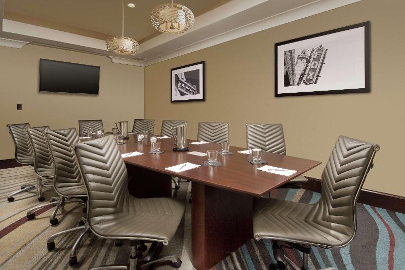 فندق Embassy Suites By Hilton Atlanta Airport