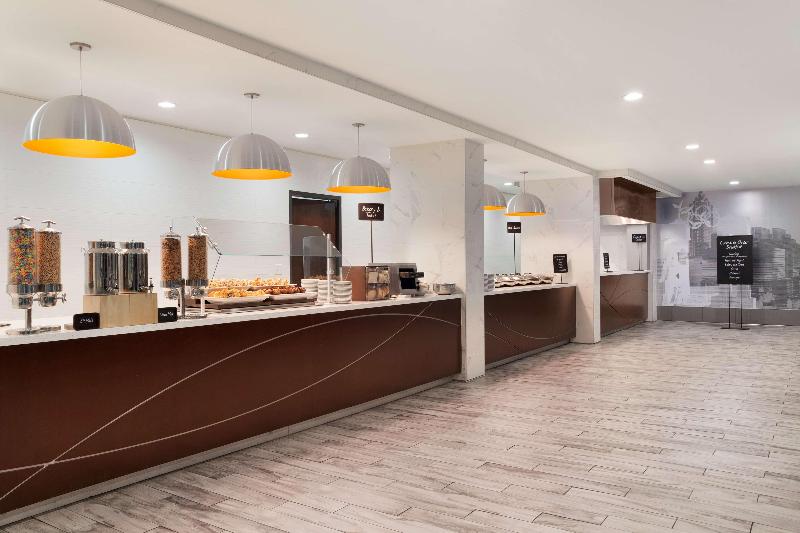 فندق Embassy Suites By Hilton Atlanta Airport