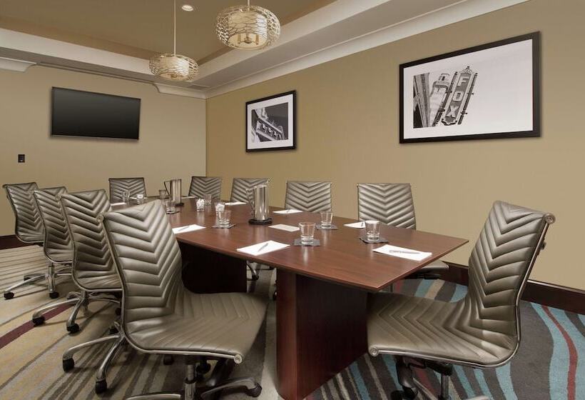 فندق Embassy Suites By Hilton Atlanta Airport