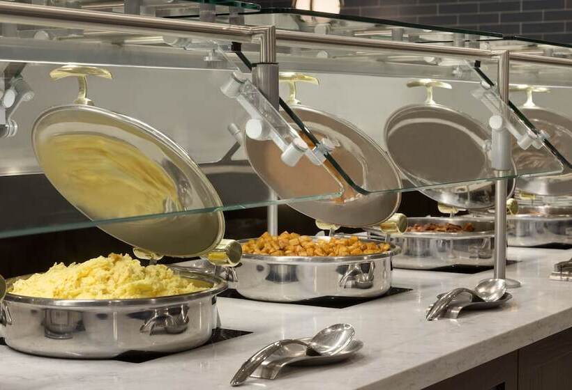 فندق Embassy Suites By Hilton Atlanta Airport