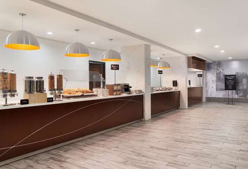 فندق Embassy Suites By Hilton Atlanta Airport