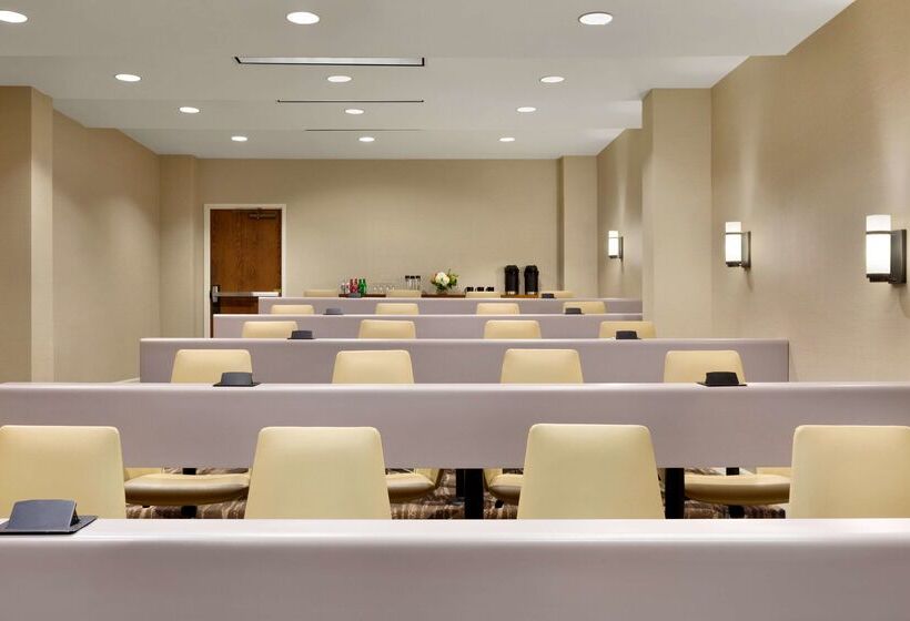 Отель Embassy Suites By Hilton Austin Downtown South Congress