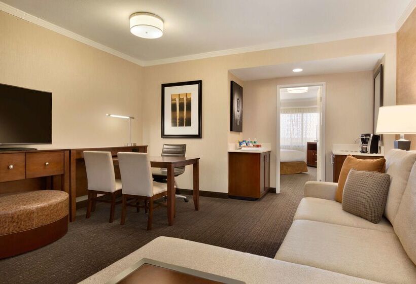 Отель Embassy Suites By Hilton Austin Downtown South Congress