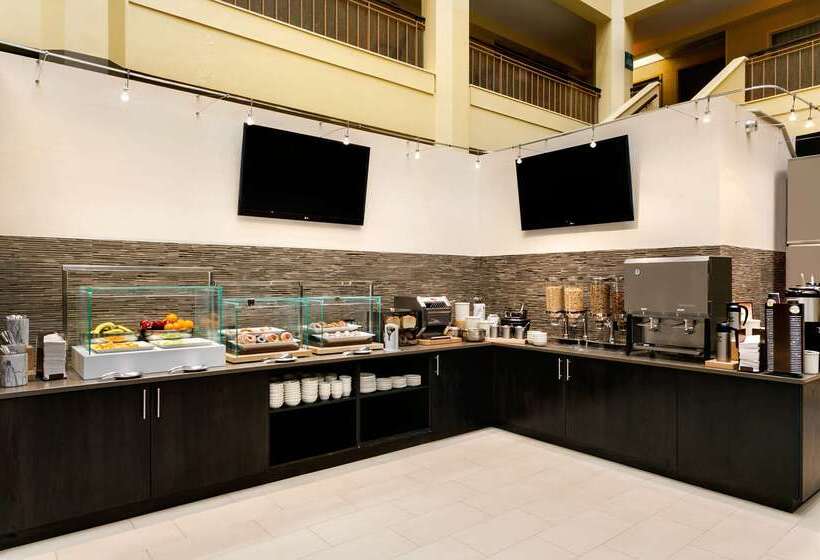 هتل Embassy Suites By Hilton Chicago North Shore Deerfield
