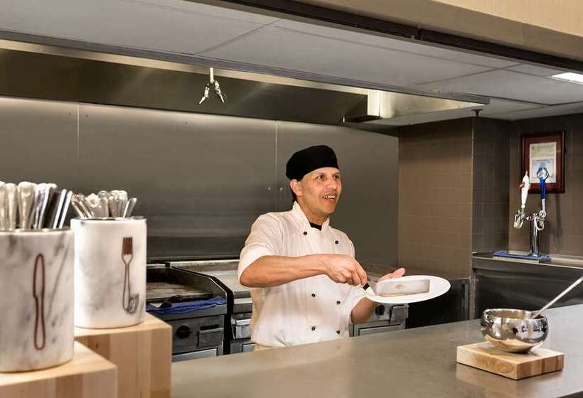 هتل Embassy Suites By Hilton Chicago North Shore Deerfield