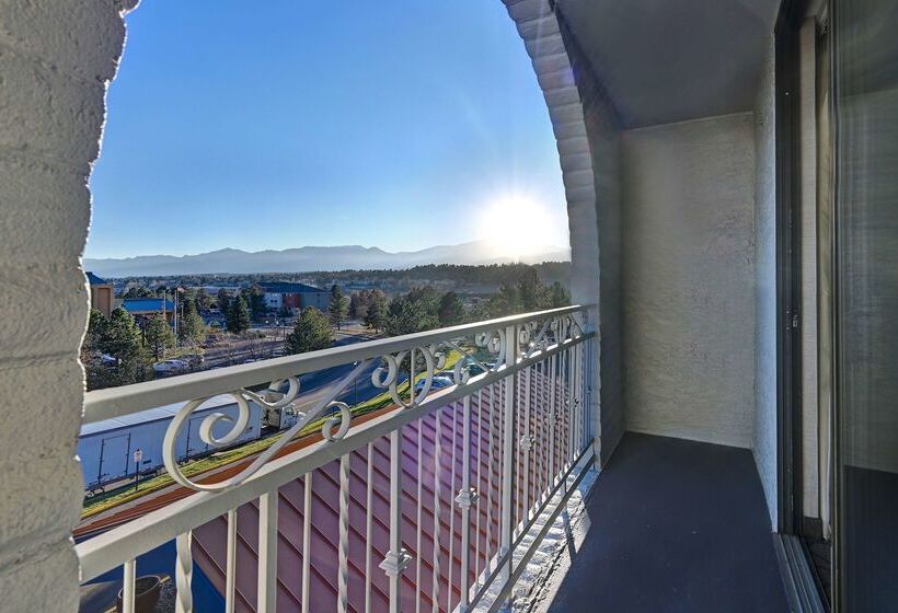 Отель Embassy Suites By Hilton Colorado Springs