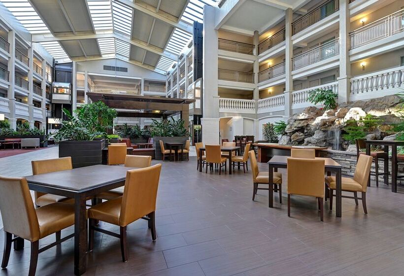 Отель Embassy Suites By Hilton Colorado Springs