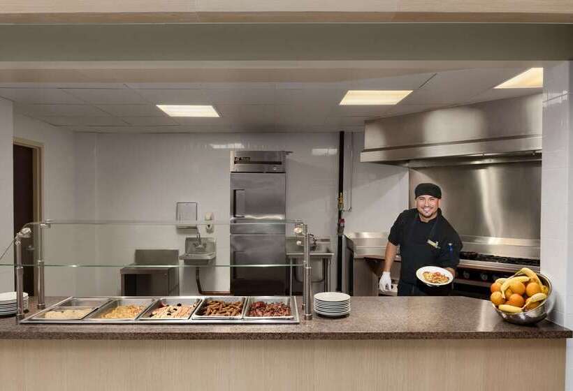 فندق Embassy Suites By Hilton Dallas Market Center