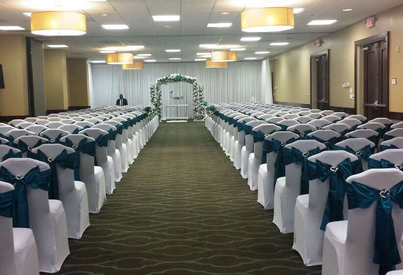 فندق Embassy Suites By Hilton Dallas Market Center