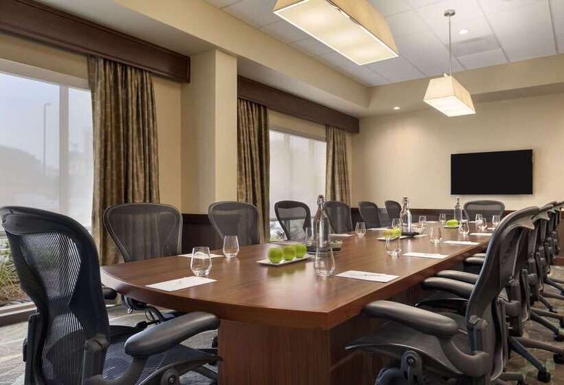 فندق Embassy Suites By Hilton Dallas Market Center