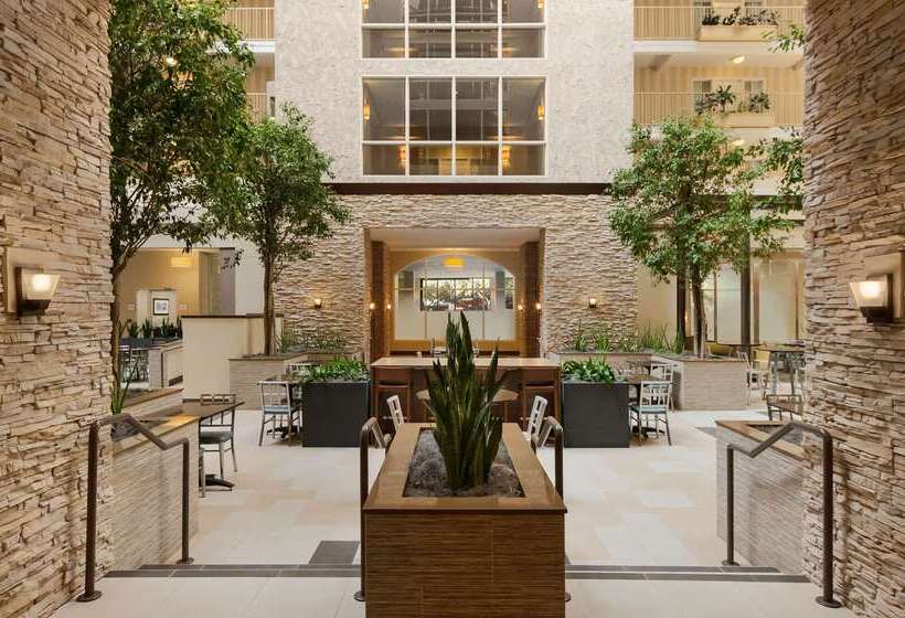 فندق Embassy Suites By Hilton Dallas Market Center