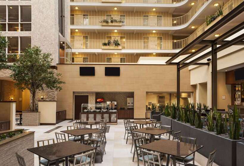 فندق Embassy Suites By Hilton Dallas Market Center