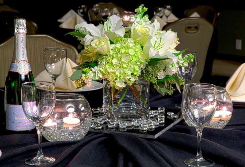 בית מלון כפרי Embassy Suites By Hilton Dallas Market Center