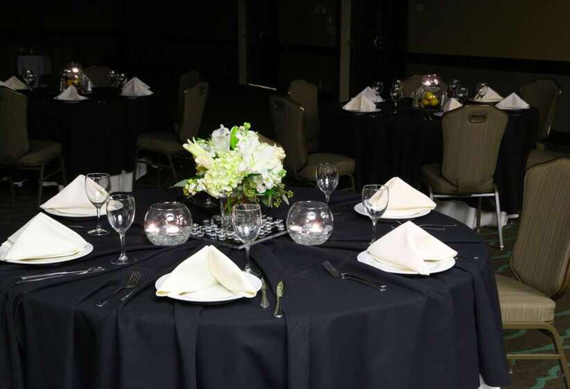 בית מלון כפרי Embassy Suites By Hilton Dallas Market Center