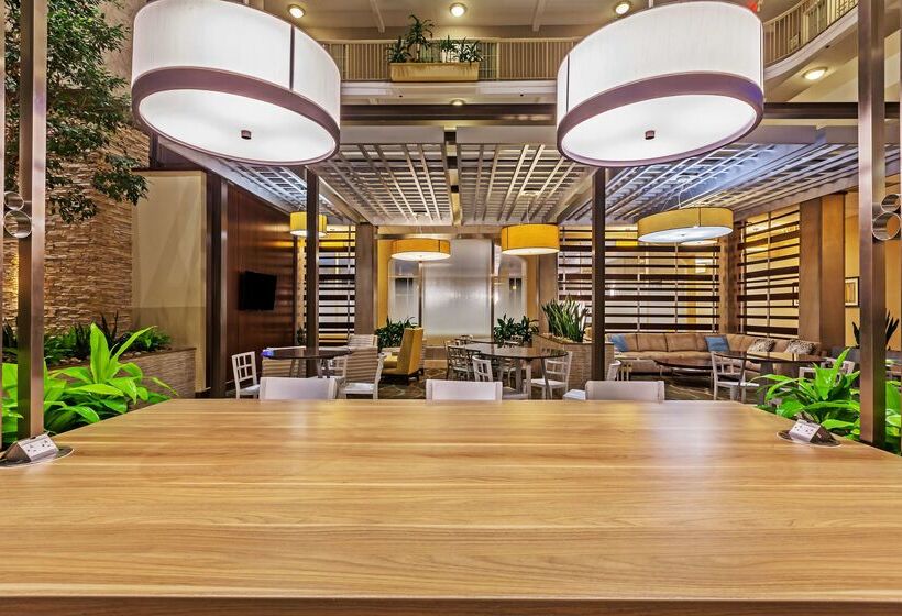 فندق Embassy Suites By Hilton Dallas Market Center