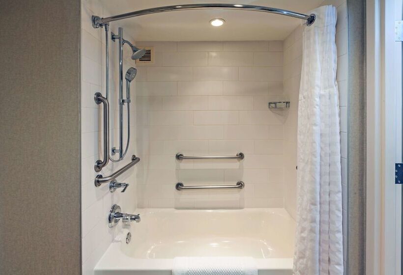 فندق Embassy Suites By Hilton Dallas Market Center