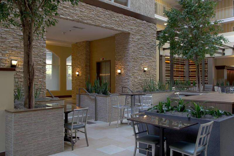 فندق Embassy Suites By Hilton Dallas Market Center