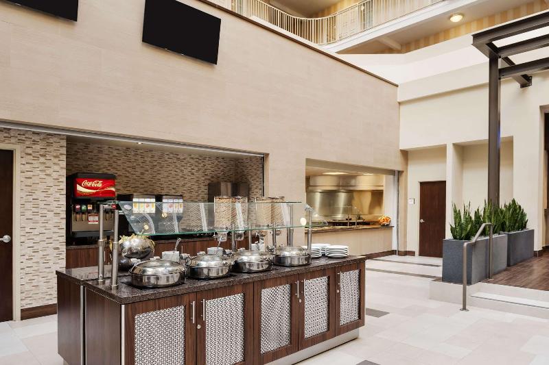 فندق Embassy Suites By Hilton Dallas Market Center