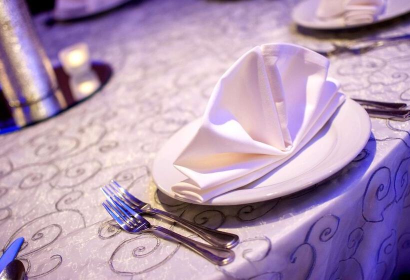 בית מלון כפרי Embassy Suites By Hilton Dallas Market Center