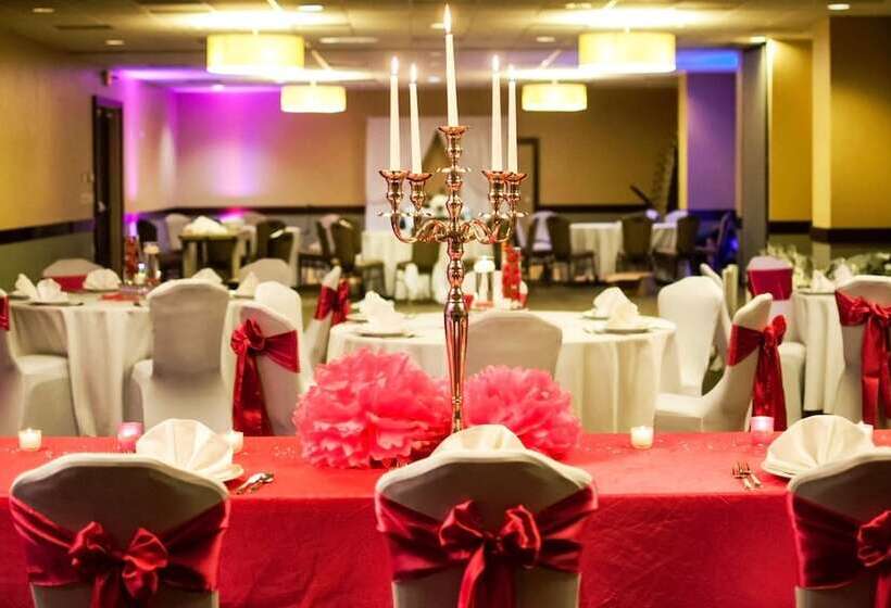 בית מלון כפרי Embassy Suites By Hilton Dallas Market Center