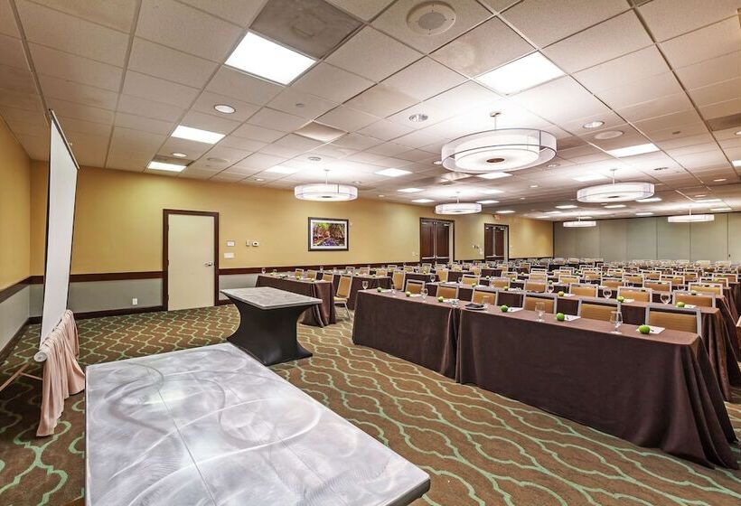 فندق Embassy Suites By Hilton Dallas Market Center