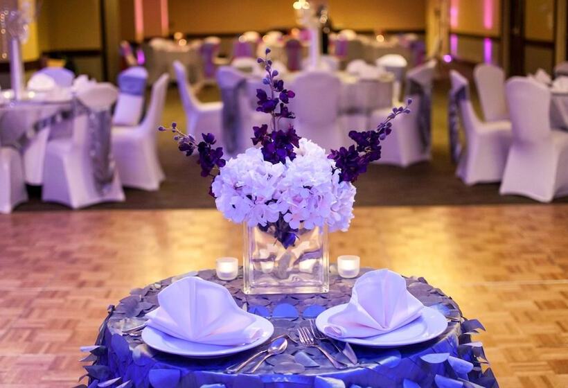 בית מלון כפרי Embassy Suites By Hilton Dallas Market Center