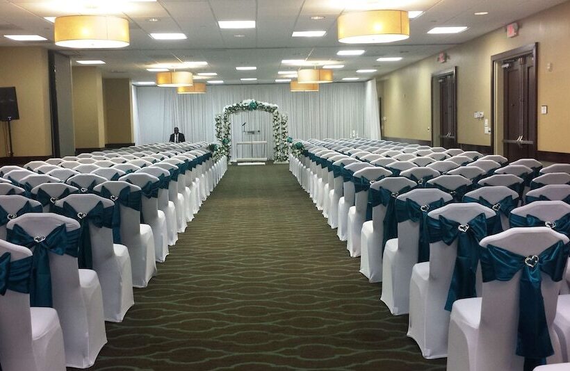 فندق Embassy Suites By Hilton Dallas Market Center