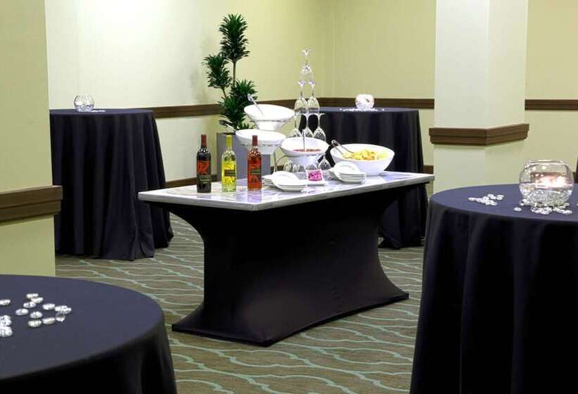 فندق Embassy Suites By Hilton Dallas Market Center