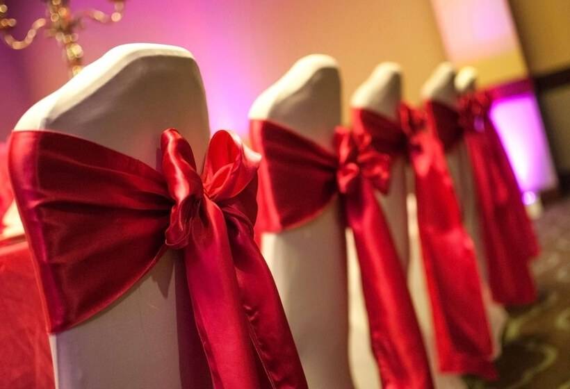 فندق Embassy Suites By Hilton Dallas Market Center