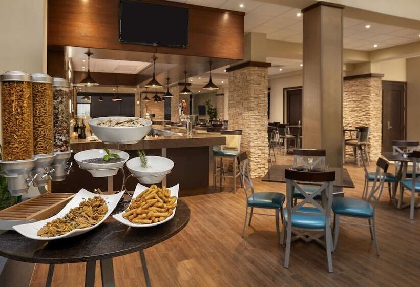 فندق Embassy Suites By Hilton Dallas Market Center