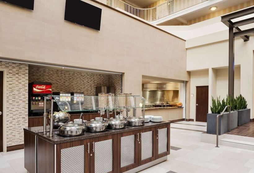 فندق Embassy Suites By Hilton Dallas Market Center