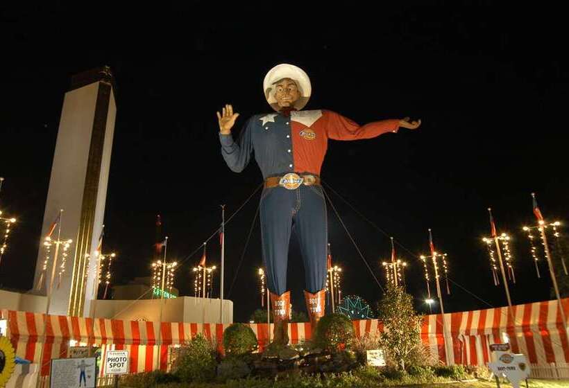 فندق Embassy Suites By Hilton Dallas Market Center