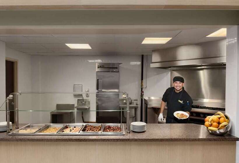 فندق Embassy Suites By Hilton Dallas Market Center