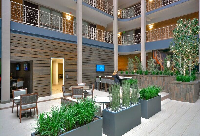 هتل Embassy Suites By Hilton Denver Central Park