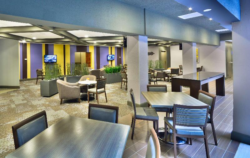 בית מלון כפרי Embassy Suites By Hilton Denver Central Park